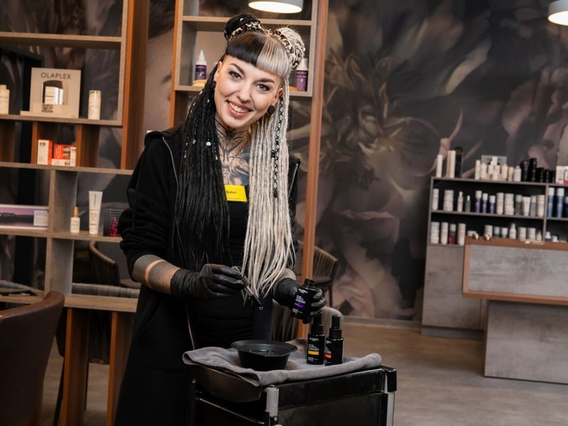 Frau mischt Haarfarbe zusammen