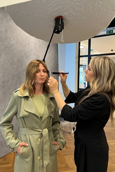 Ein Model wird für ein Fotoshooting geschminkt