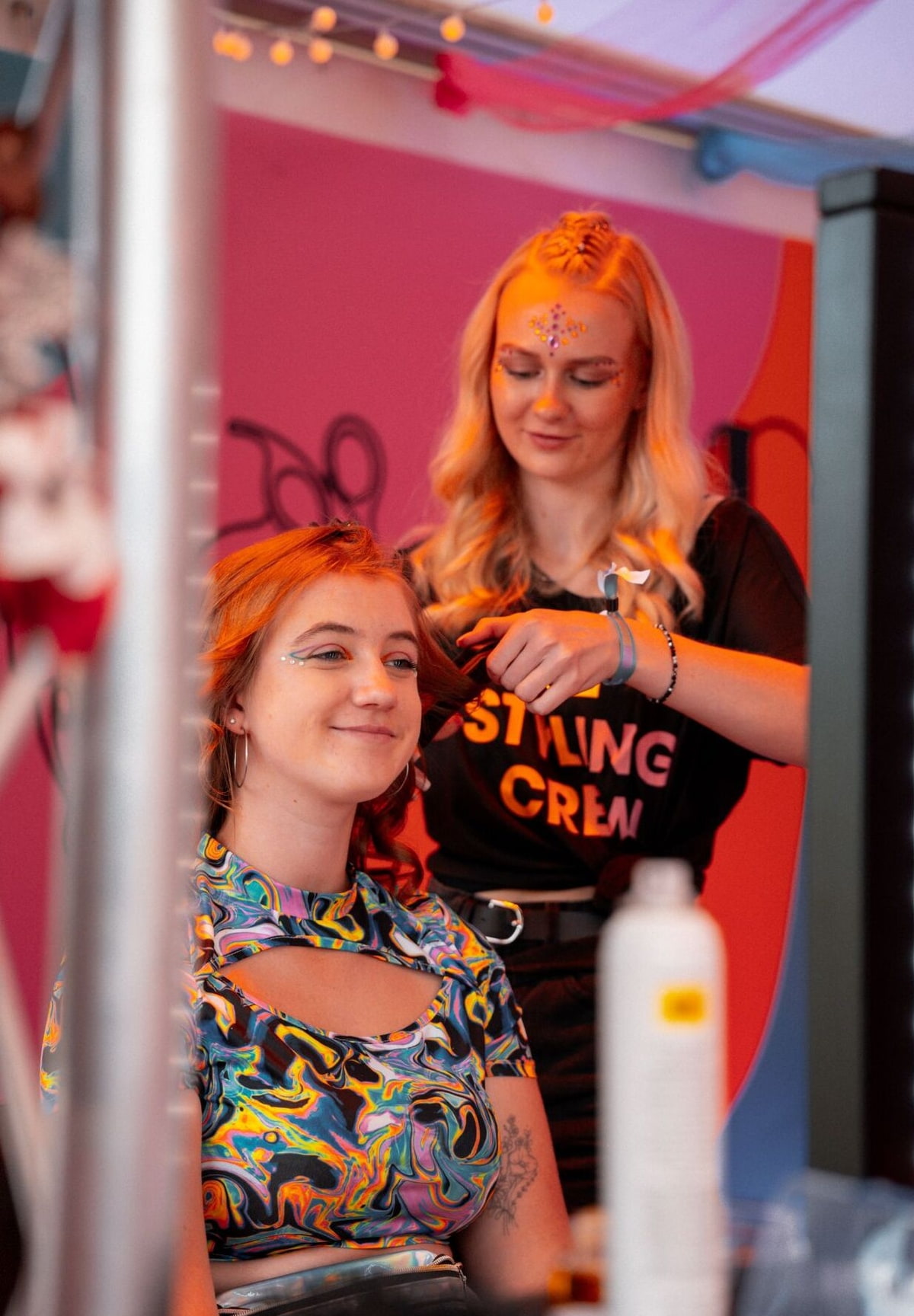 Blonde Friseurin stylt junge Frau 