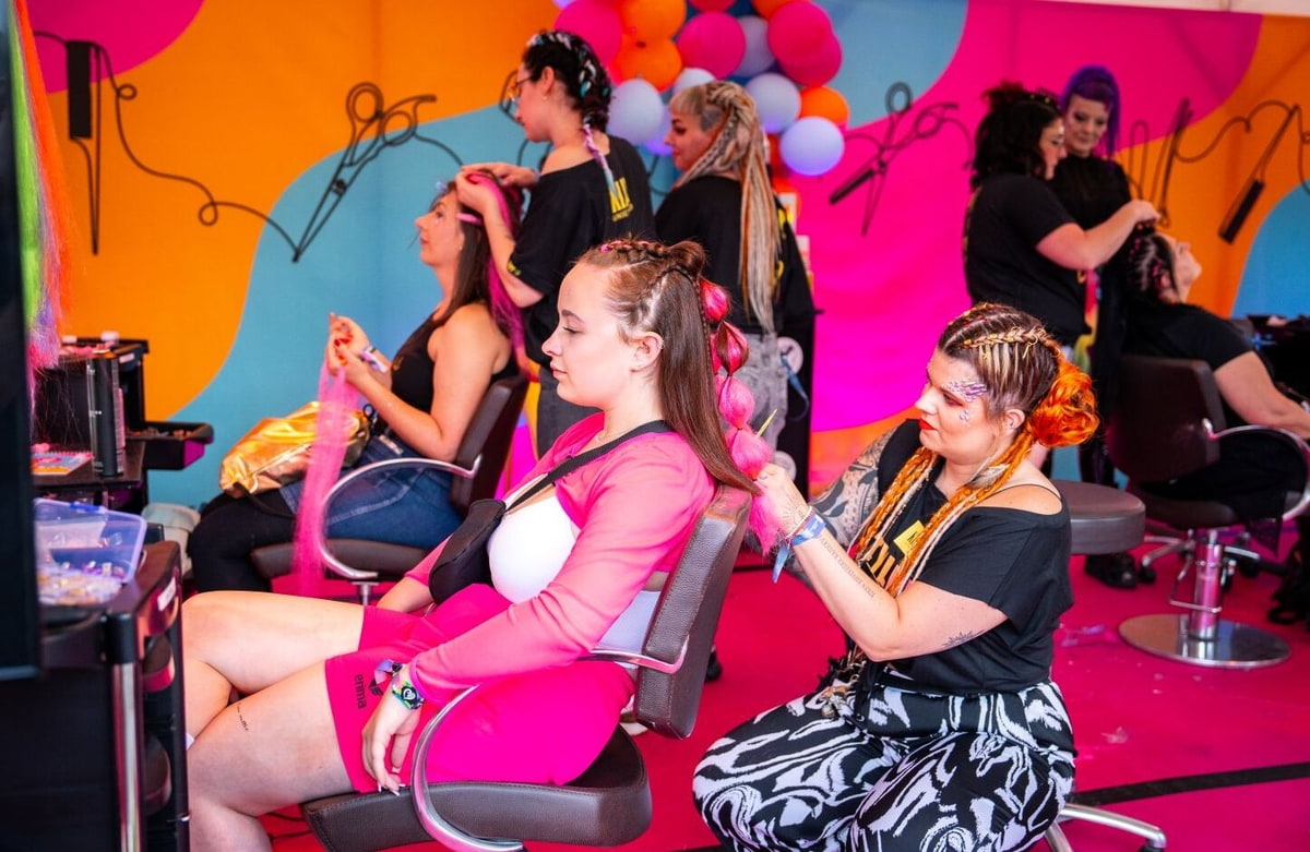 Eine Gruppe Frauen beim Friseur