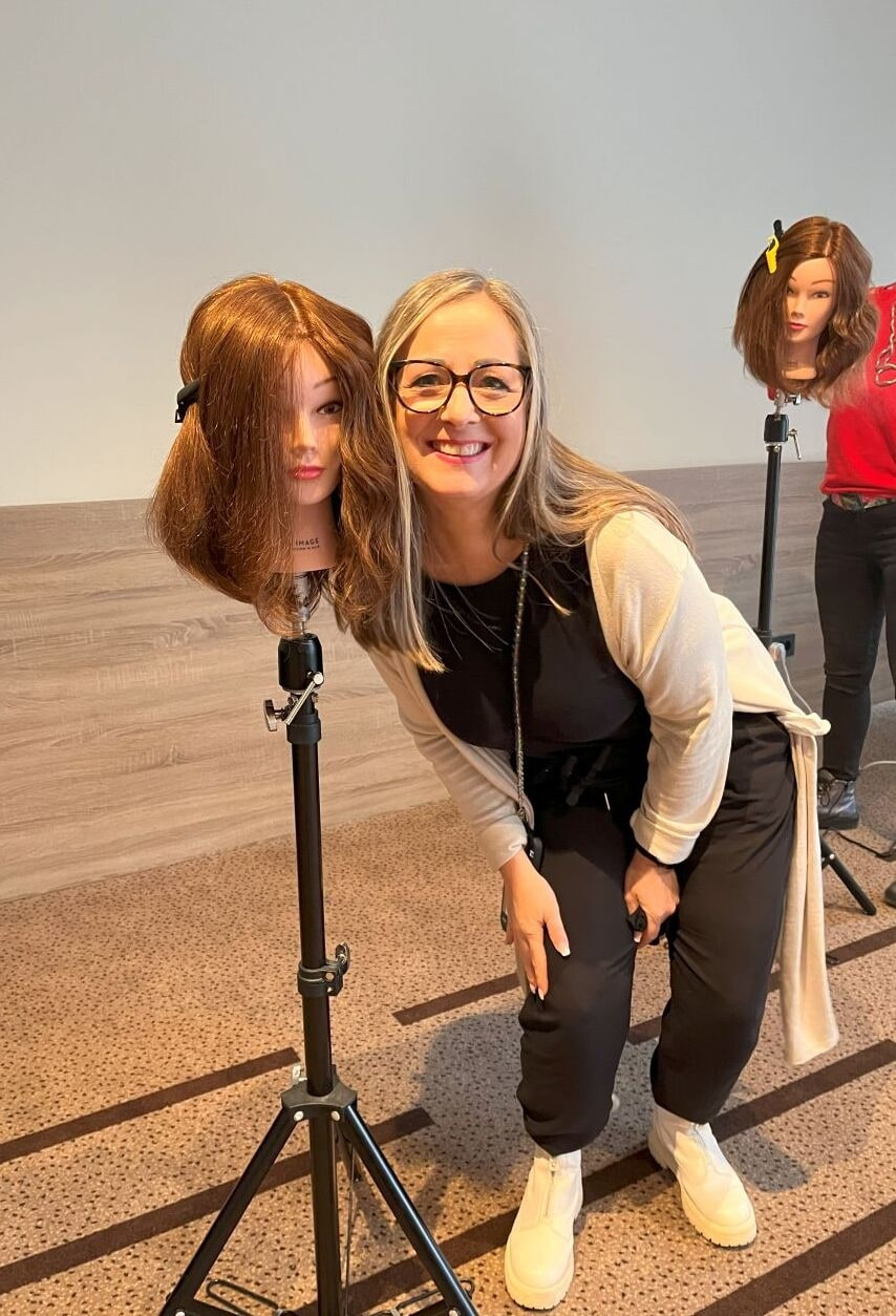 Ein Puppenkopf und eine junge Frau daneben
