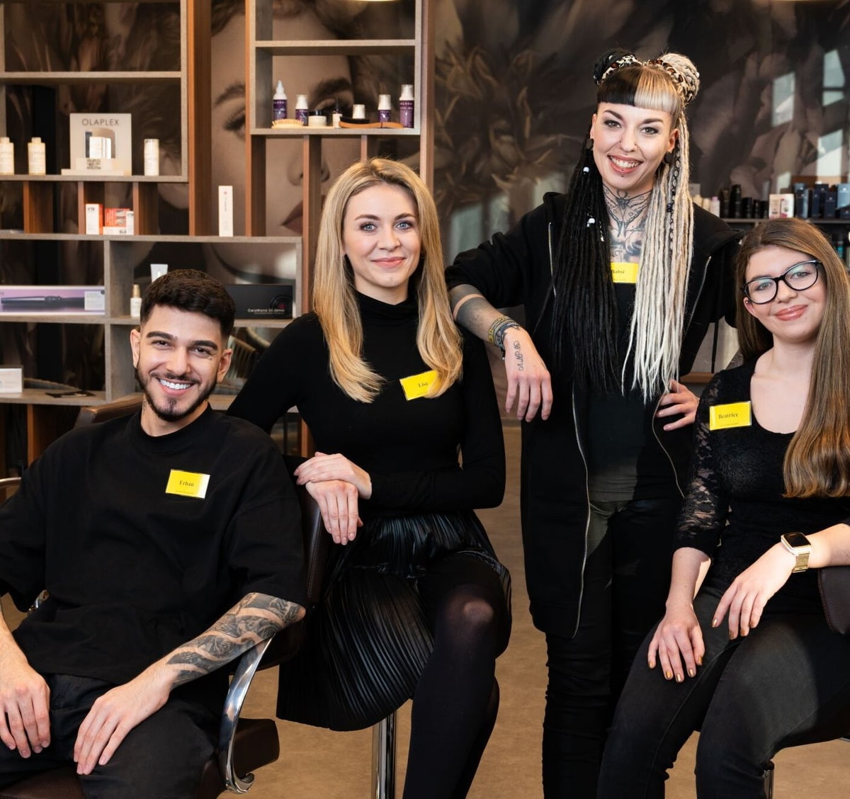Vier Menschen in schwarzen Outfits