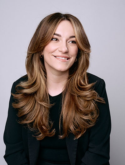 Neuer Look bei KLIPP Frau mit braunen Haaren lächelt in die Kamera