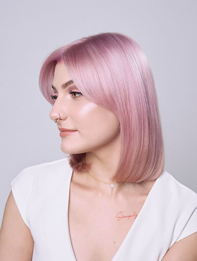 Fabr-Umstyling bei KLIPP Seitlicher Blick auf Frau mit pinkem Bob