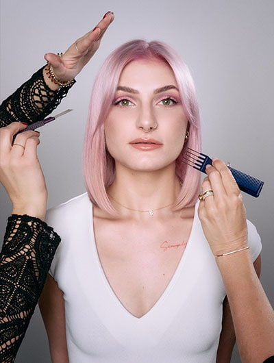 KLIPP Umstyling Ergebnisse Frau mit pink gefärbten Haaren blickt in die Kamera