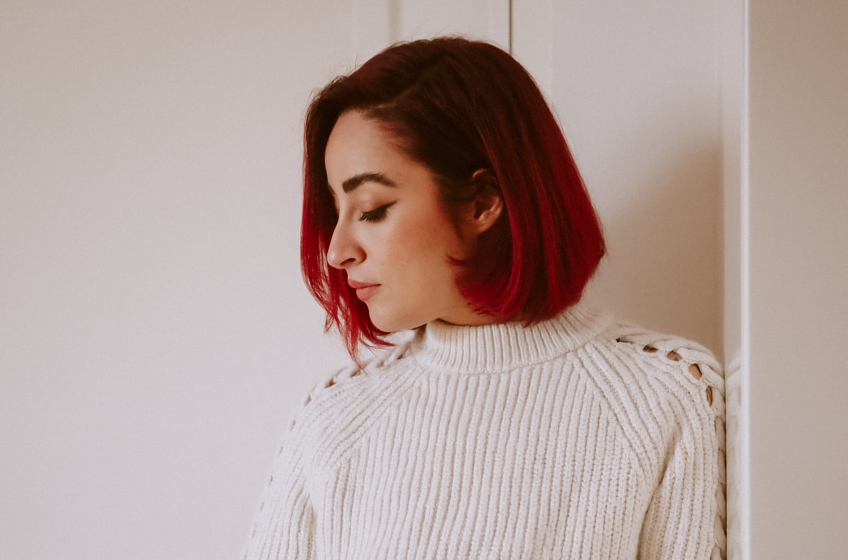 Rote Haare Farbtipps Frau mit eine rothaarigen Bob blickt zur Seite
