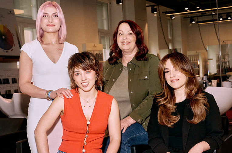 Igora Zero Amm Umstyling Vier Frauen mit gefärbten Haaren blicken in die Kamera