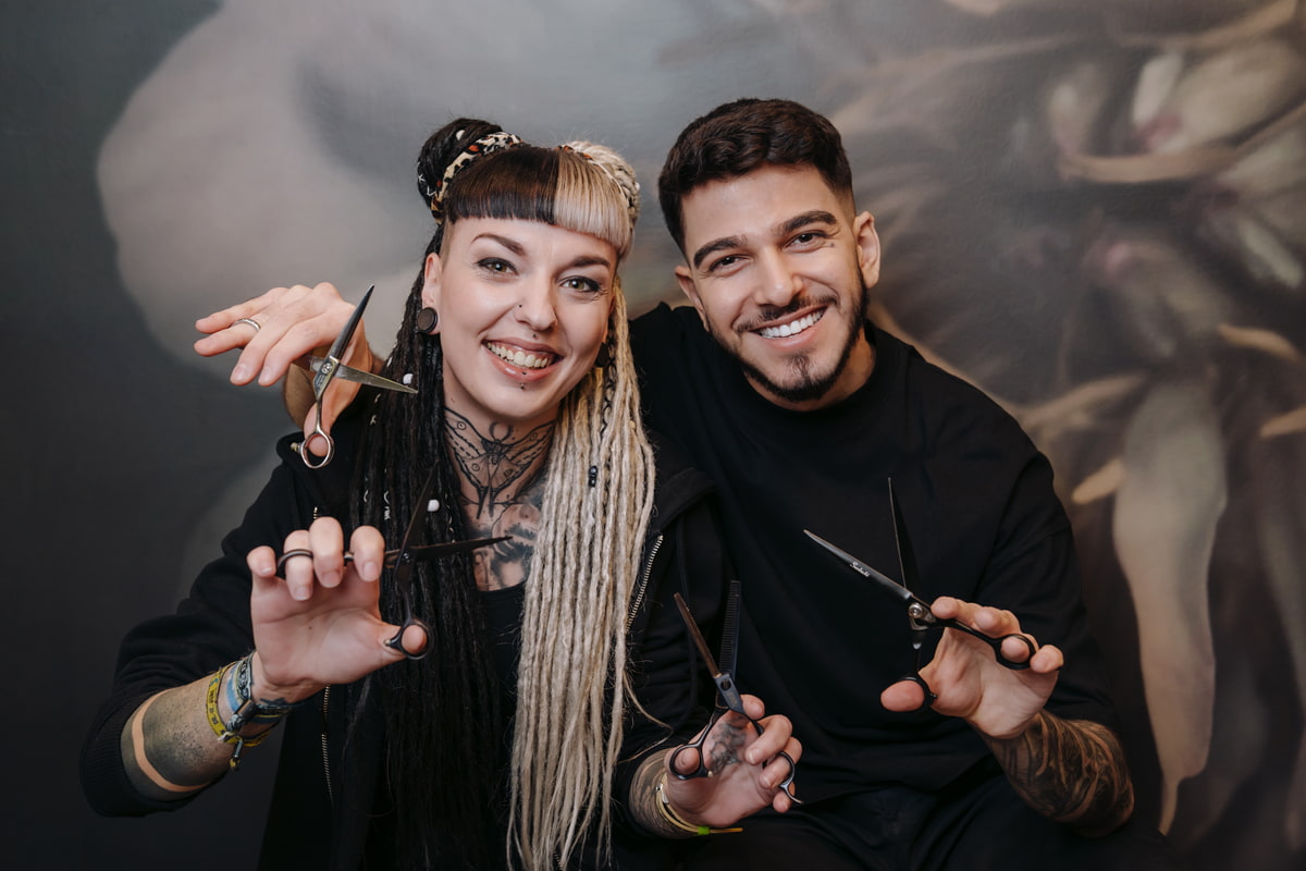 Ein Mann und eine Frau freuen sich