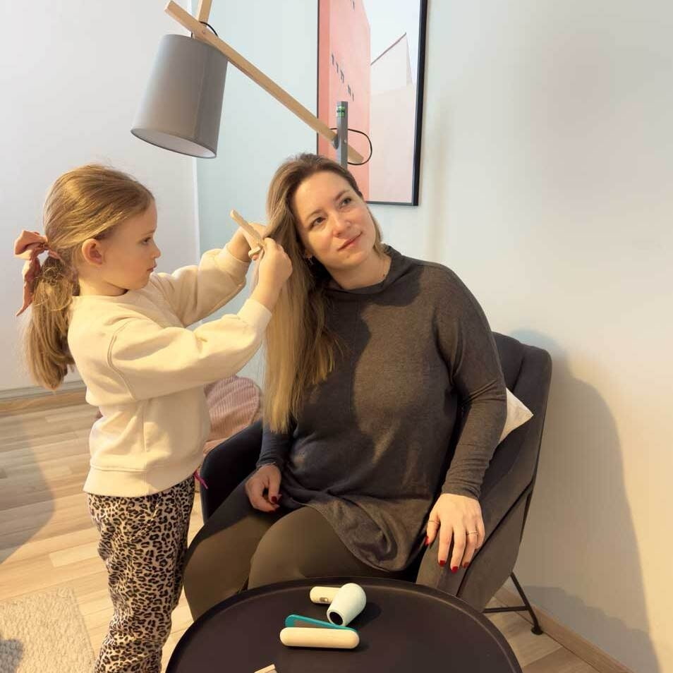 Vorbereitungen erster Friseurbesuch Kind frisiert ihrer Mutter die Haare