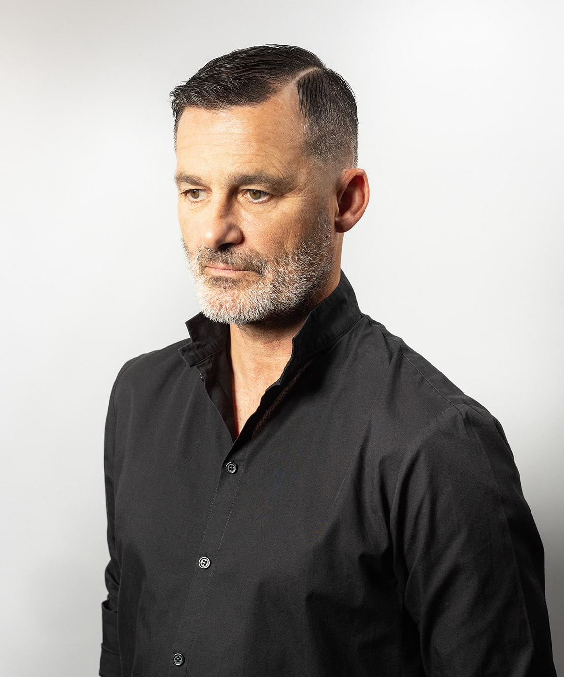Kurzhaarfrisur Herren Mann mit kurzen grauen Haaren
