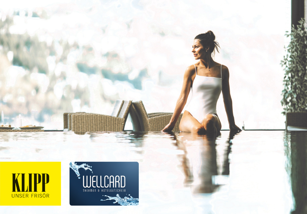 Frau-sitzt-am-Pool