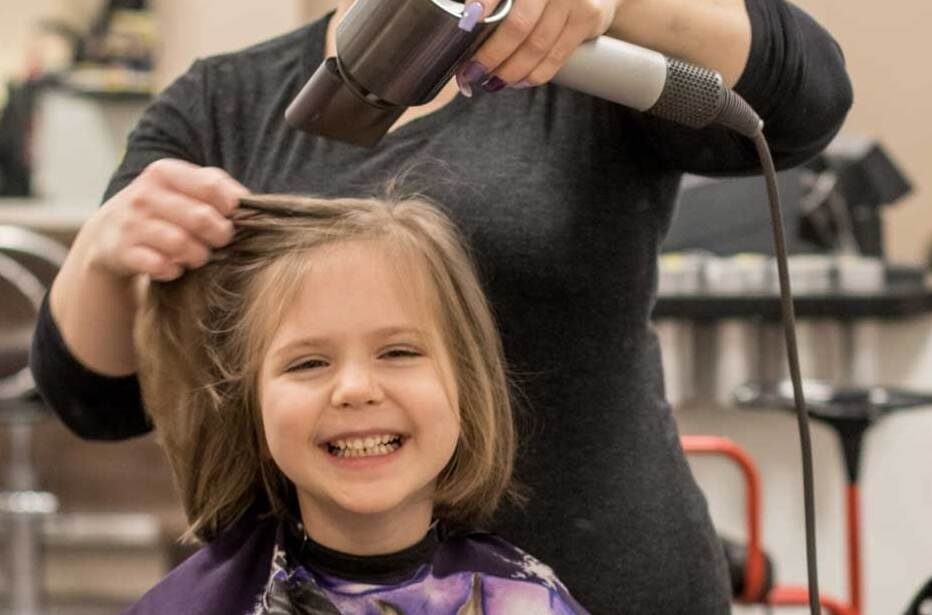 So gelingt der erste Friseurbesuch mit Kind