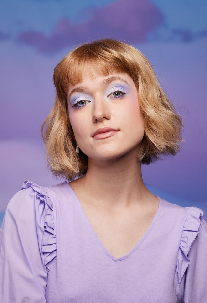 Bob Frisur Styling Frau mit Bob-Frisur und kurzen Stirnfransen